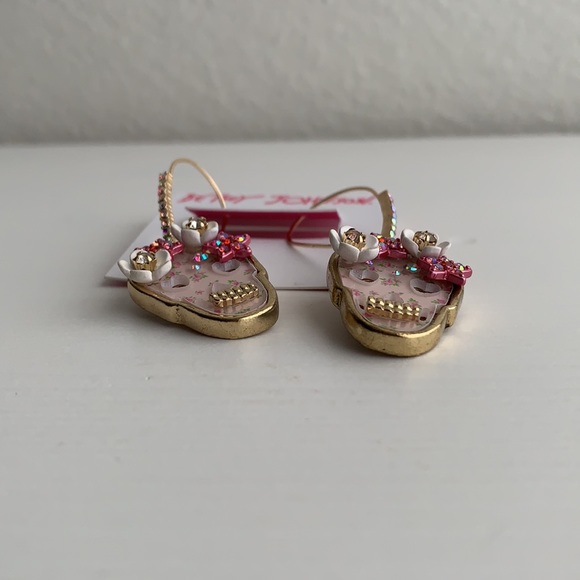 Betsey Johnson skull earrings - Picture 3 of 7